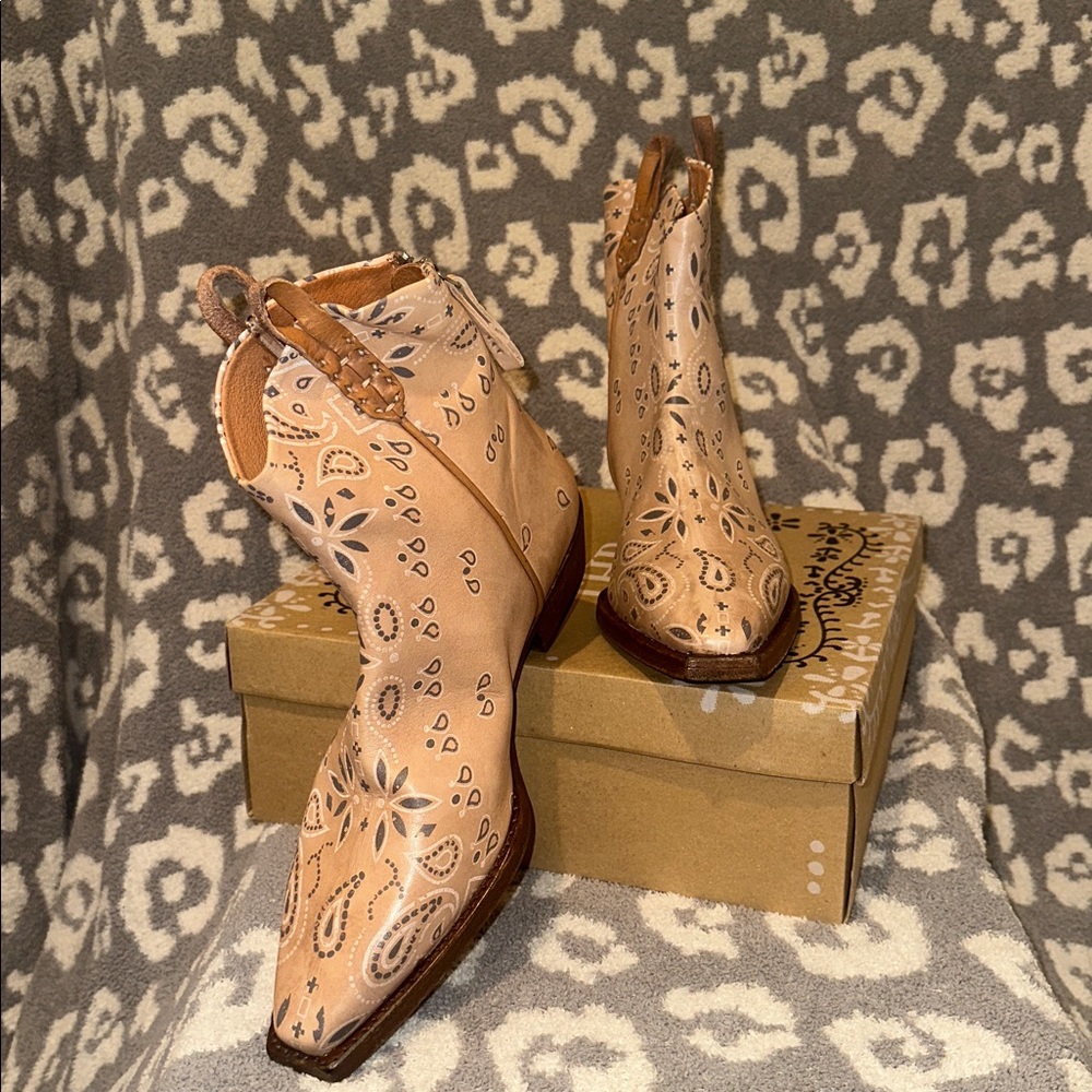 We The Free Wesley Distressed Ankle Booties  Vintage Bandana New & Never Worn 😍